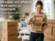 Trouver ses affaires : image ou photo représentant ne personne souriante dans son nouveau salon, entourée de quelques cartons bien étiquetés. Elle tient une boîte ouverte et vient de retrouver un objet important.