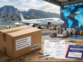 Expédier à l'international : image ou photo d'une scène professionnelle montrant un colis prêt à partir depuis La Réunion vers l’international. Le colis est posé sur une table, accompagné d’une facture commerciale, d’un formulaire douanier et d’un passeport de transport.